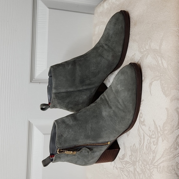Tommy Hilfiger mushroom gray ankle bootie size 7.5 - Picture 1 of 13